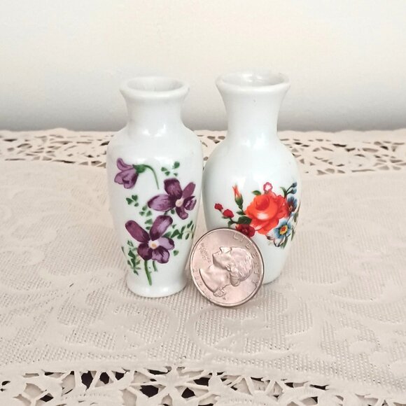 Two Vintage Miniature Bud Vases With Flower Design from Taiwan - Picture 2 of 6